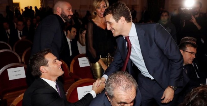 El líder del PP, Pablo Casado, saluda al presidente de Ciudadanos, Albert Rivera. EFE