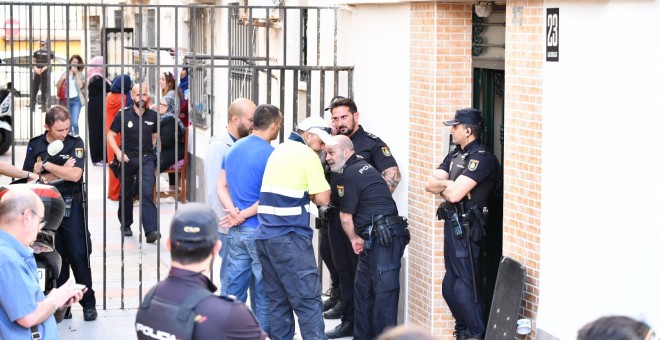 Numerosos agentes de la Policía en el exterior de la vivienda donde se ha producido la agresión machista. /EUROPA PRESS