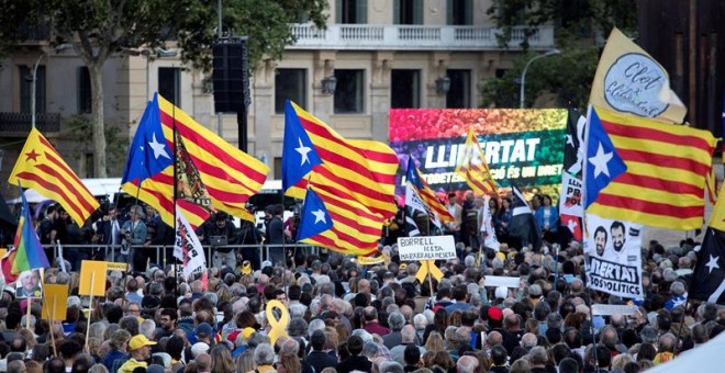 Milers de persones s'han concentrat a la plaça Catalunya de Barcelona després del final del judici al Procés. EFE / MARTA PÉREZ
