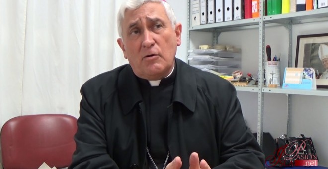 Imagen de la entrevista a Monseñor Rafael Zornoza Boy tras la marcha de las Madres Capuchinas de San Fernando. Youtube