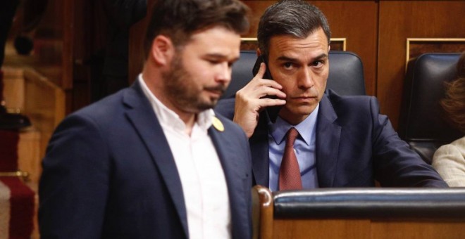 El diputado de ERC, Gabriel Rufian, pasa junto al presidente del Gobierno, Pedro Sánchez, en el Congreso de los Diputados. E.P./Eduardo Parra