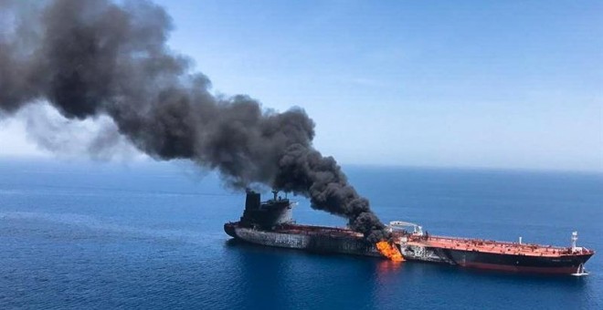 13/06/2019.- Imagen que muestra el presunto buque petrolero noruego Front Altair en llamas, este jueves en el golfo de Omán (Omán). EFE/ Stringer