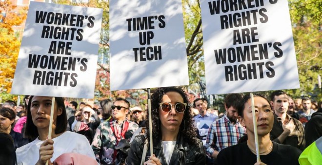 Los trabajadores sostienen carteles como parte de una protesta mundial por problemas laborales en Nueva York | Reuters