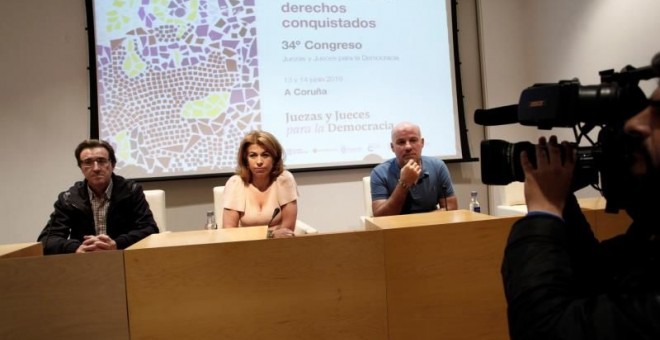 Ignacio González Vega (d), Sandra Pinheiro (c) y Javier Menéndez (i), representantes de Jueces para la Democracia, durante la rueda de prensa | EFE