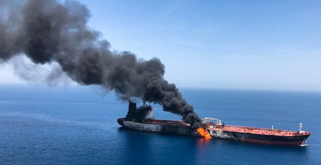 13/06/2019 - Uno de los dos petroleros atacados en el Estrecho de Ormuz. / REUTERS