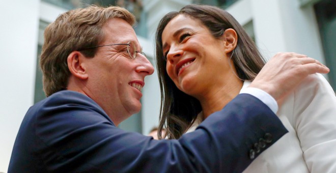 El candidato popular a la Alcaldia de Madrid, José Luis Martinez Almeida,iz, y la de Ciudadanos, Begoña Villacís, poco antes del inicio de la constitución del Ayuntamiento de Madrid, hoy en el Palacio de Cibeles. El PP y Vox han pactado la pasada madrugad