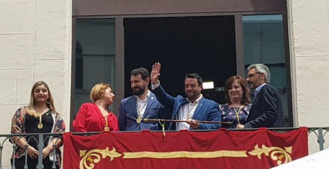 Álex Pastor (PSC), al balcó de l'Ajuntament de Badalona.