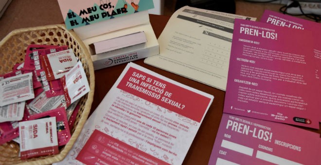 Preservativos y material informativo en el Centre Jove d'Atenció a les Sexualitats de Barcelona. / CJAS