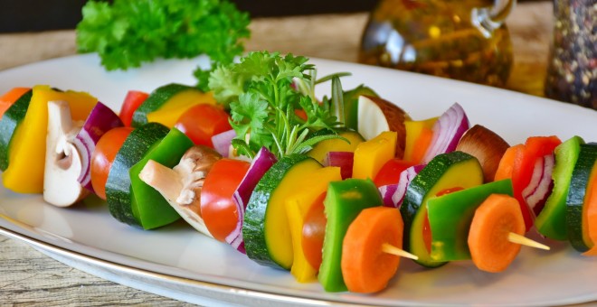 Brocheta de verduras con aceite de oliva. / Pixabay