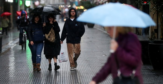 La gente camina en el centro de Buenos Aires. Reuters
