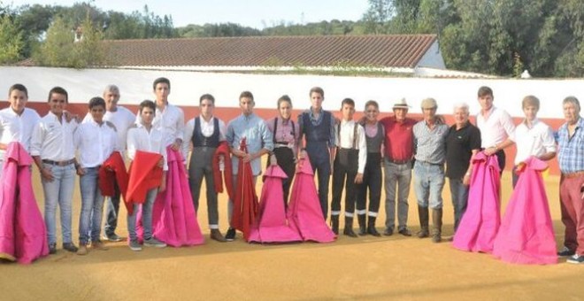 Alumnos y profesores de una escuela de tauromaquia. EFE