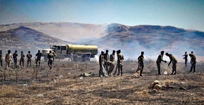 Milicianos españoles colaboran junto a las YBS en la extinción de fuegos en Sinyar. Foto cedida por YBS