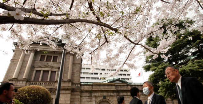 Varias personas pasan por delante de la sede del Banco de Japón (BoJ, en sus siglas en inglés), en Tokio. REUTERS/Yuriko Nakao