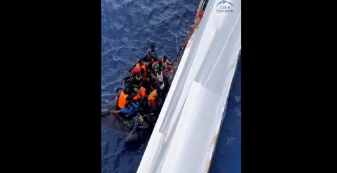 Momento del rescate de 27 personas migrantes por un ferry en aguas del Mar de Alborán.- ENTREFRONTERAS
