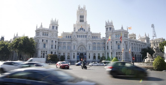 Imágenes del Ayuntamiento de Madrid sin la pancarta de 'Welcome refugees'. EUROPA PRESS/Eduardo Parra