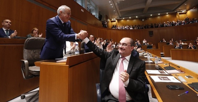 El socialista Javier Sada Beltrán es felicitado por el presidente en funciones de Aragón, Javier Lambán, tras ser  proclamado presidente del Parlamento aragonés.