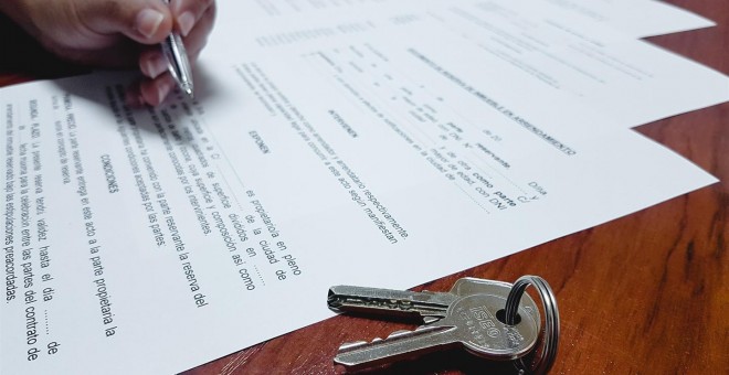Cliente firmando una hipoteca. E.P.