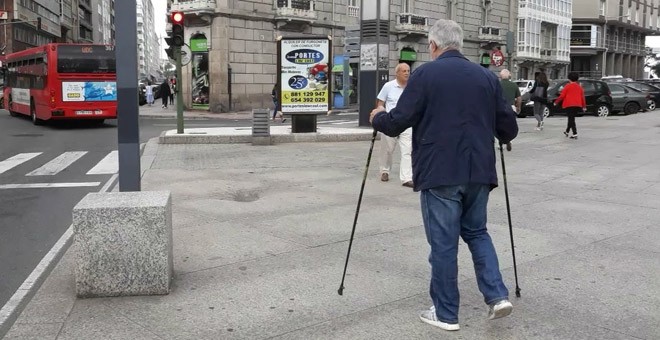 Ramón Moreira, afectado de ataxia SCA36, camina por A Coruña. / MANUEL REY PAN