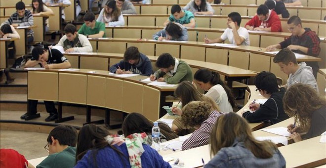 Foto de archivo de estudiantes tomando apuntes en una clase universitaria. / EFE
