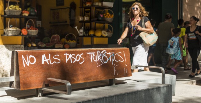 Pintada contra los pisos turísticos en Palma. / EFE