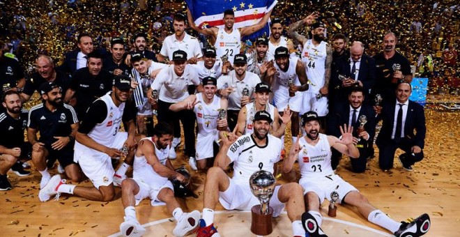 Los jugadores del Real Madrid posan con el trofeo de campeones de la Liga Endesa, tras vencer al Barcelona Lassa en el cuarto partido de la final de la Liga ACB de baloncesto disputado esta noche en el Palau Blaugrana. EFE/Alejandro García