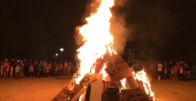 Foguera de Sant Joan organitzada pel col·lectiu La Xemeneia de cultura popular.