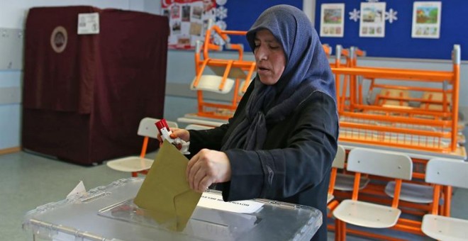 Una mujer vota en un colegio electoral. EFE/EPA/ERDEM SAHIN