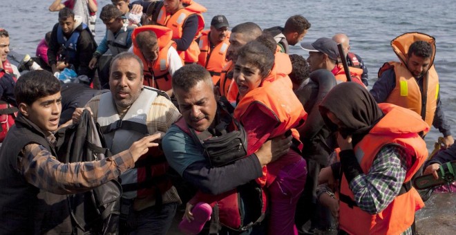 03/11/2015.- Refugiados sirios llegan a la isla griega de Lesbos. REUTERS