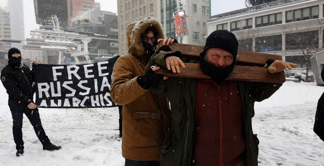 Activistas rusos organizan una performance en Toronto, denunciando la brutalidad del FSD, los servicios secretos rusos. Foto por Snezhnye Partizany.