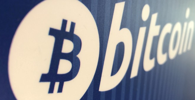 El logo de Bitcoin en un cajero automático de criptomonedas en la localidad californiana de Santa Monica. REUTERS/Lucy Nicholson