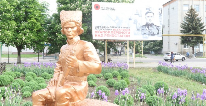 Estatua del líder del Ejército Negro Néstor Majnó, en Guliaipolei, Ucrania. Foto por Ferran Barber & Freedom and Worms