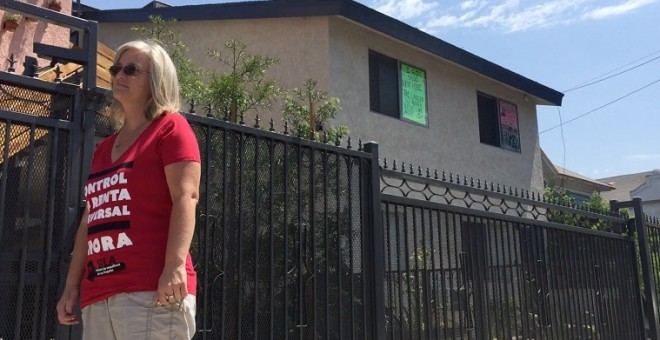 La directora de “Unión de Vecinos”, Elizabeth Baley, posa frente al edificio de apartamentos donde Luis Valdivia lleva más de dos décadas viviendo. Crédito: Aitana Vargas (4/8/2017)