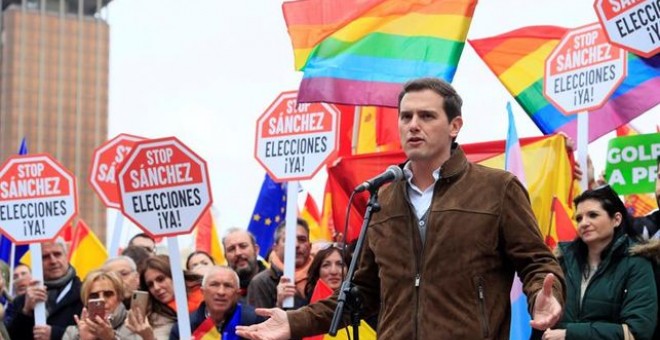 Albert Rivera amb banderes LGTB al darrere durant un acte polític. EFE