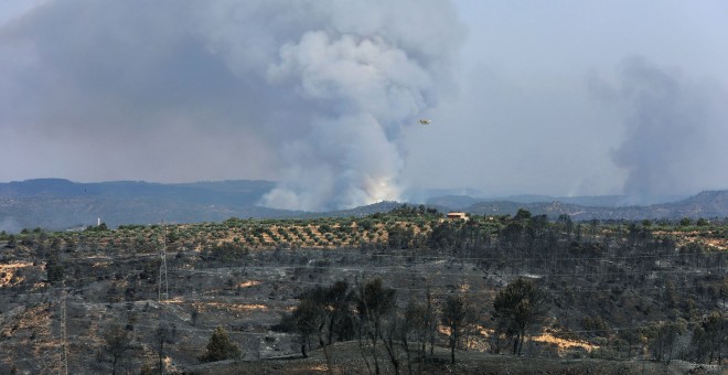 El incendio forestal que quema desde la tarde de ayer en varios términos municipales de la comarca tarraconense de Ribera d'Ebre sigue descontrolado y afecta ya a más de 4.000 hectáreas. EFE/ Jaume Sellart