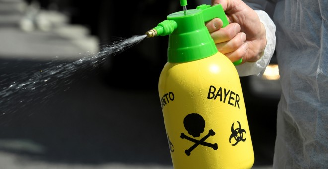 Un manifestante usa un aerosol durante la Marcha contra Monsanto, en Hamburgo. REUTERS / Fabian Bimmer