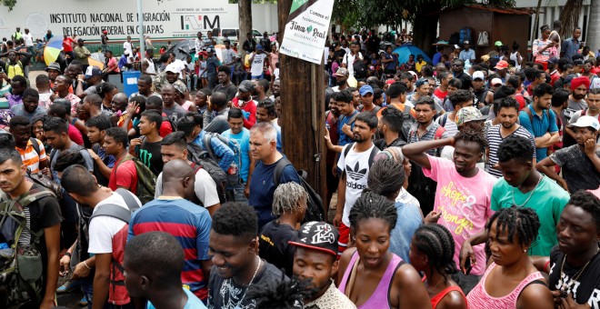 Decenas de migrantes esperan para entrar al centro de detención Siglo XXI. - REUTERS