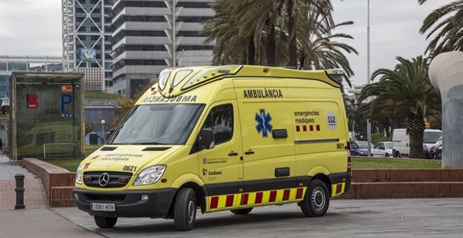 Una ambulancia en Barcelona, en una imagen de archivo. / EUROPA PRESS