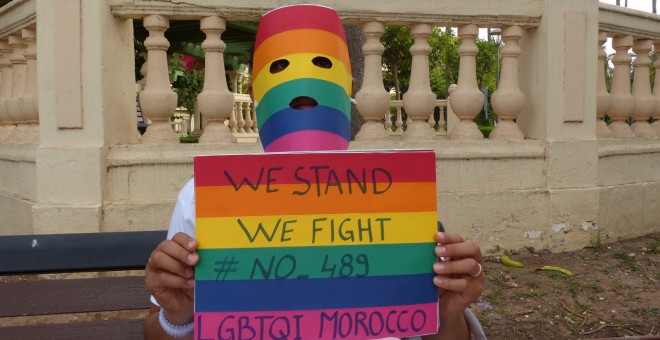 Amer solicitante de asilo LGTBI en Melilla, sostiene un cartel reivindicativo contra el código penal marroquí que criminaliza la homosexualidad.- ROSA SOTO