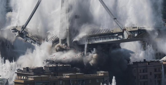 Demolición del puente Morandi en Génova, Italia, este viernes. EFE