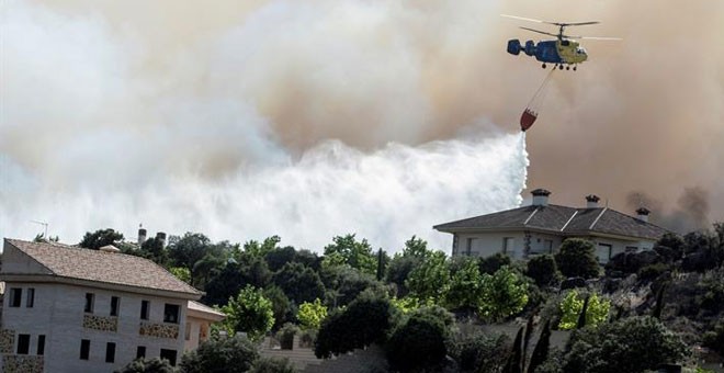 Incendio forestal que obligó a desalojar viviendas de urbanizaciones cerca de Toledo. / EFE