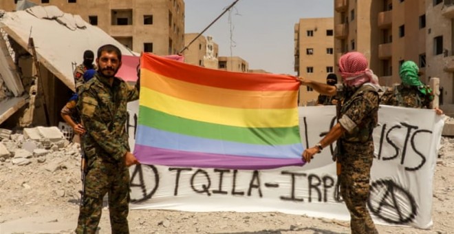 La pancarta confeccionada por Agit, el barcelonés Siwan y otros anarquistas, situada en el corazón de Raqqa junto a la bandera LGTBI