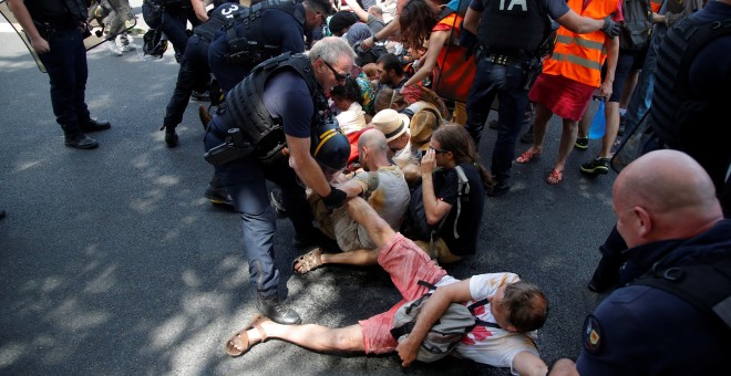 La Policía francesa desaloja con violencia una concentración ecologista de Extinction Rebellion./ REUTERS