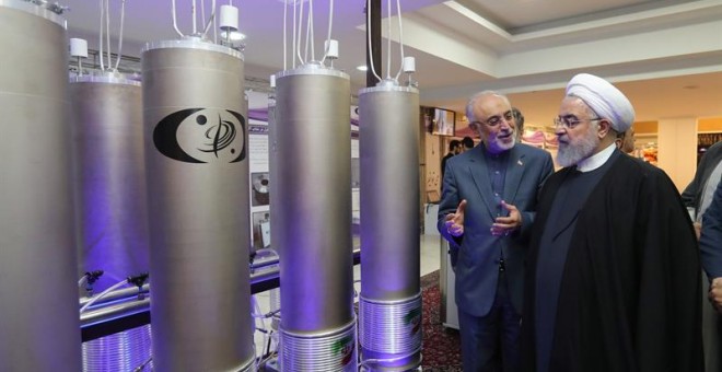 Fotografía de archivo realizada el 9 de abril de 2019 que muestra al presidente iraní, Hasán Rohaní, durante una visita a la organización de tecnología nuclear Ali Akbar Salehila en Teherán. EFE
