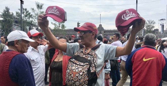 Un hombre mexicano vendiendo gorras. / Anna Portella