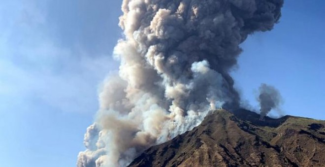 Fotografía de la erupción del volcán Stromboli el 3 de julio de 2019. EFE