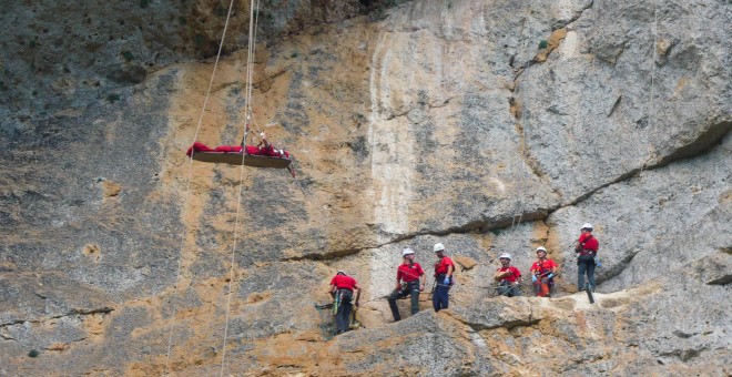 Simulacre d'un rescat de muntanya dels Bombers a la Roca Morena de Farena (Tarragona)