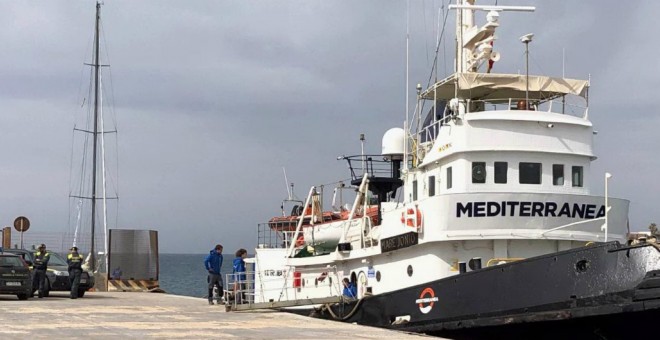 Uno de los barcos de la ONG italiana Mediterranea atracando en un puerto.