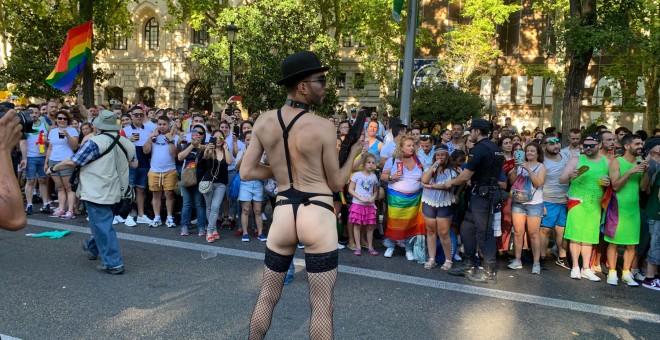 Un participante en el Orgullo ante las personas que presencian la manifestación en el Paseo del Prado. /ESTEFANÍA ROSELLÓ