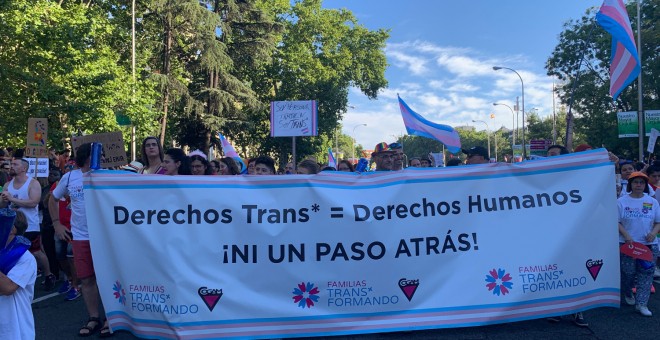 Pancarta de la asociación de familias Trans*formando en la manifestación del Orgullo 2019. /ESTEFANÍA ROSELLÓ