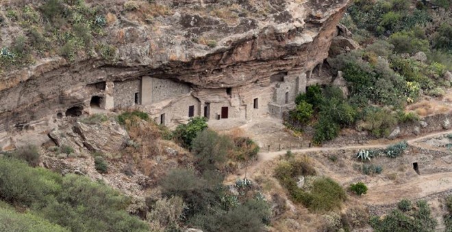 Vista general de la entrada al yacimiento prehispánico de Risco Caído, en Barranco Hondo, a las afueras de la localidad de Artenara, en la cumbre de Gran Canaria. La Unesco declaró hoy Patrimonio Mundial el paisaje cultural de Risco Caído y las montañas s